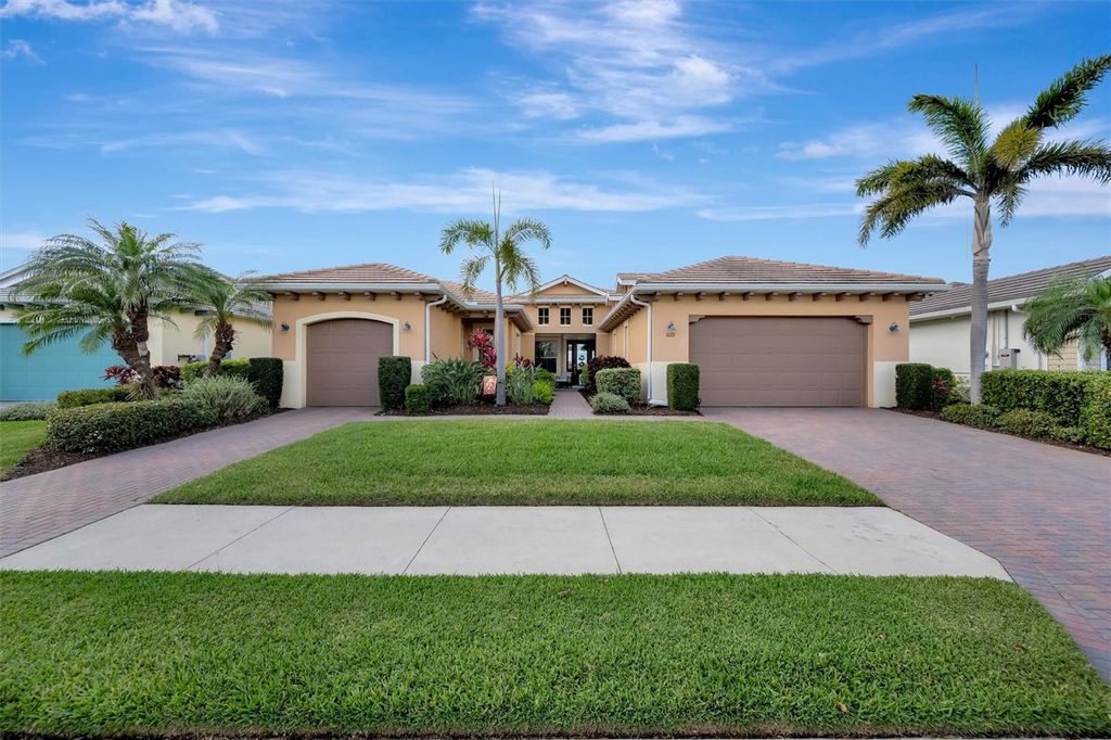 Image 10 of property listing at 1022 KESTREL COURT, Bradenton, FL 34208
