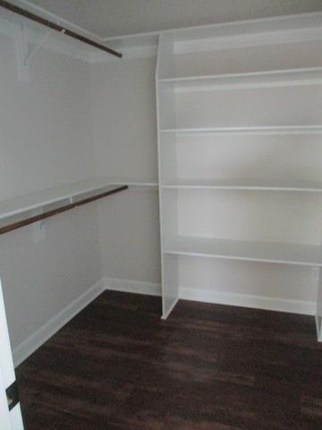 800 N BARELA CIR, Centralia, MO 65240