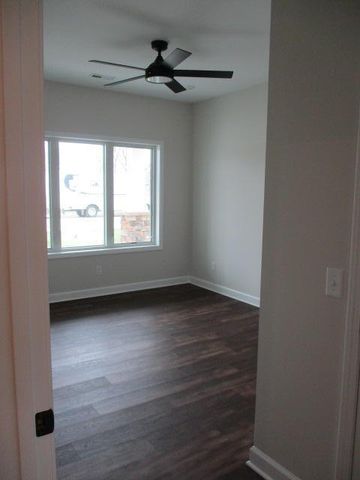 800 N BARELA CIR, Centralia, MO 65240