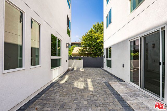 2057 S Garth Avenue, Los Angeles, CA 90034