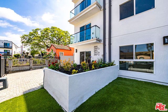 2057 S Garth Avenue, Los Angeles, CA 90034