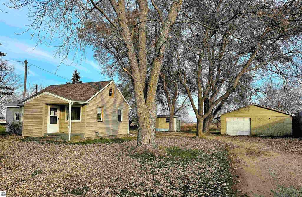 Image 1 of property listing at 6776 N Pingree Road, Elwell, MI 48832