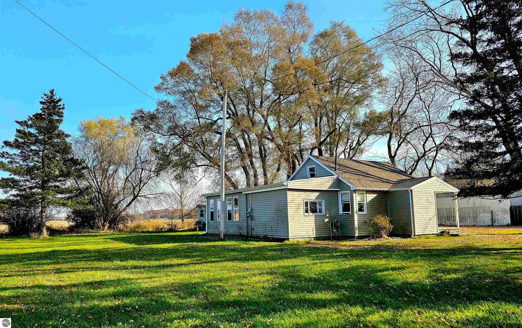 Image 2 of property listing at 6776 N Pingree Road, Elwell, MI 48832
