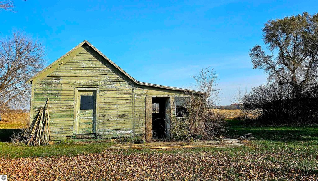 Image 6 of property listing at 6776 N Pingree Road, Elwell, MI 48832