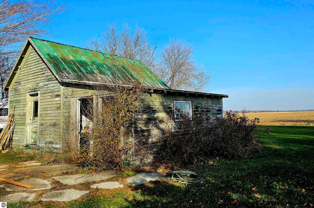 Image 7 of property listing at 6776 N Pingree Road, Elwell, MI 48832