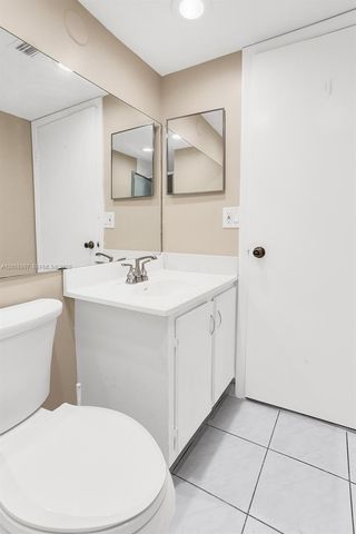 9370 SW 8th St 222, Boca Raton, FL 33428