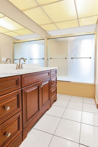 9370 SW 8th St 222, Boca Raton, FL 33428