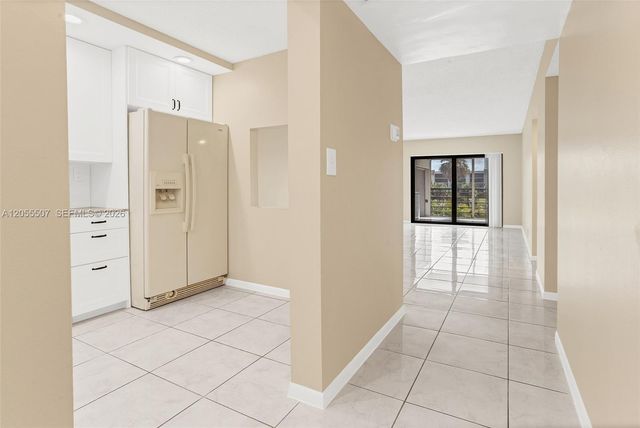 9370 SW 8th St 222, Boca Raton, FL 33428