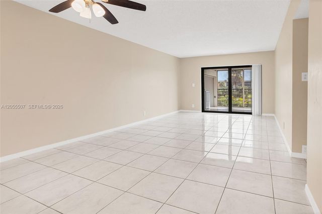 9370 SW 8th St 222, Boca Raton, FL 33428