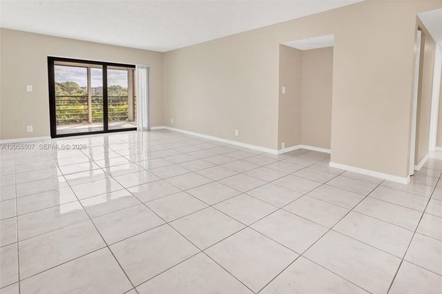 9370 SW 8th St 222, Boca Raton, FL 33428