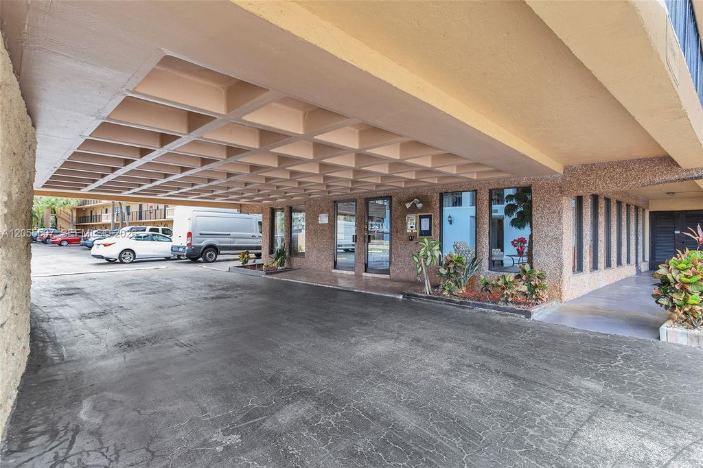 9370 SW 8th St 222, Boca Raton, FL 33428