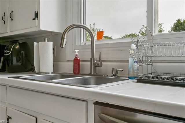 28 Brookfield DR, Hampton, VA 23666