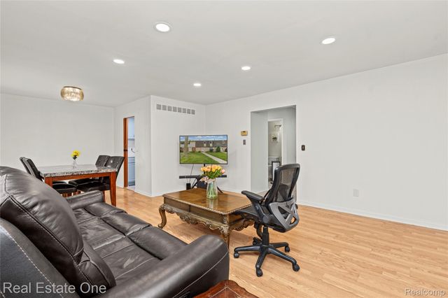 959 Kirts Boulevard, Troy, MI 48084
