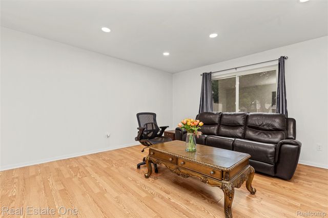 959 Kirts Boulevard, Troy, MI 48084