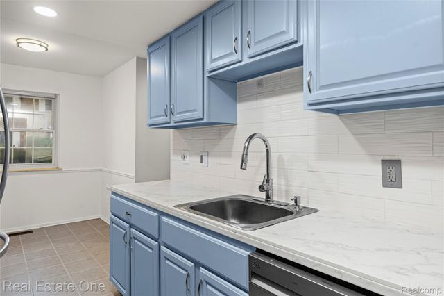 959 Kirts Boulevard, Troy, MI 48084