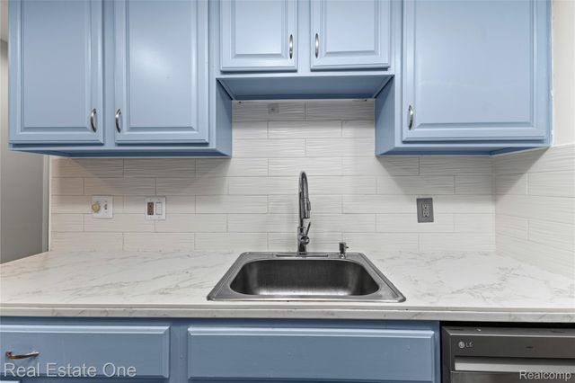 959 Kirts Boulevard, Troy, MI 48084