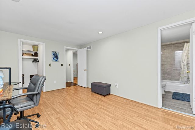 959 Kirts Boulevard, Troy, MI 48084