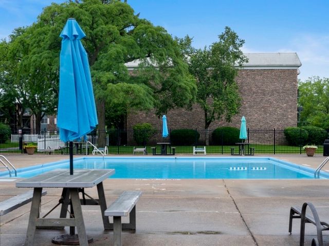 1503 N WINDSOR Drive 302, Arlington Heights, IL 60004