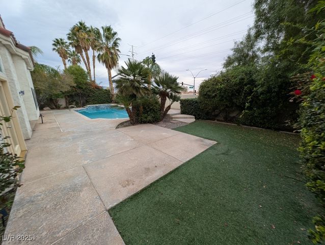 2704 Ontario Drive, Las Vegas, NV 89128