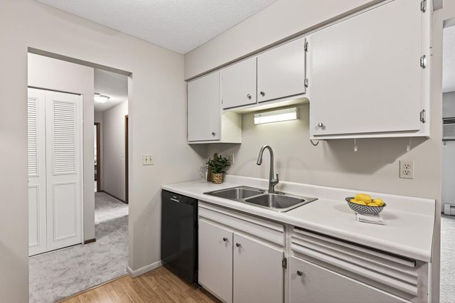 3153 Old Highway 8 304, Roseville, MN 55418