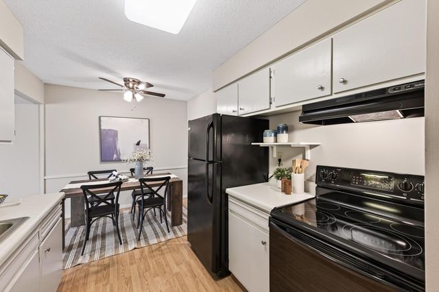 3153 Old Highway 8 304, Roseville, MN 55418