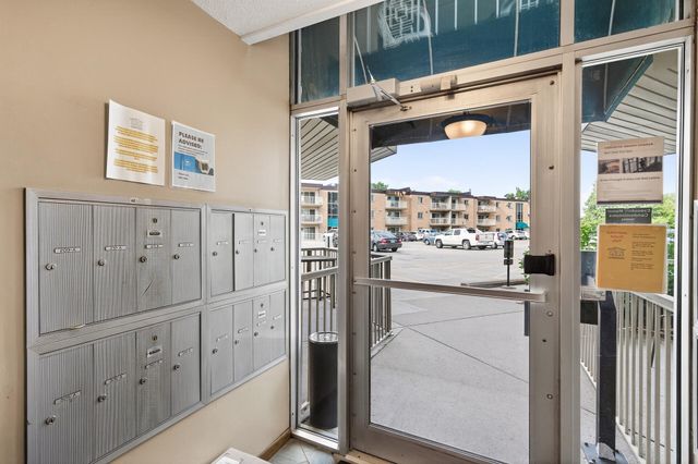 3153 Old Highway 8 304, Roseville, MN 55418