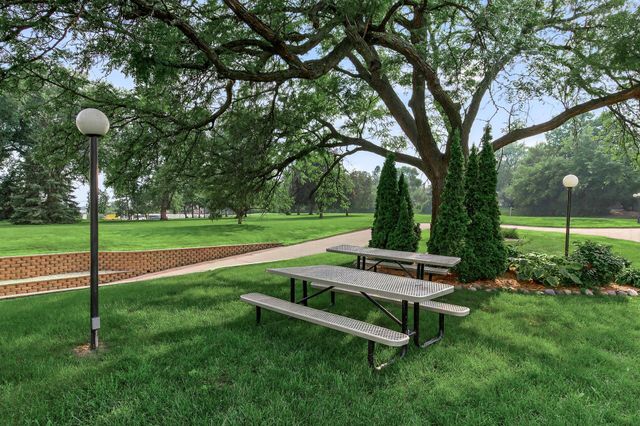 3153 Old Highway 8 304, Roseville, MN 55418