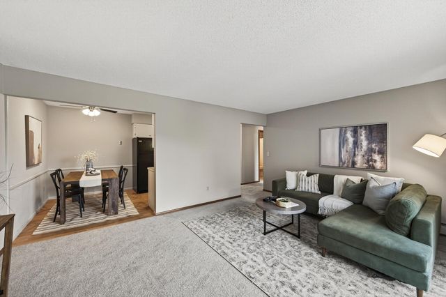 3153 Old Highway 8 304, Roseville, MN 55418