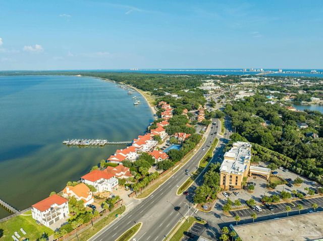 70 Baybridge Dr, Gulf Breeze, FL 32561