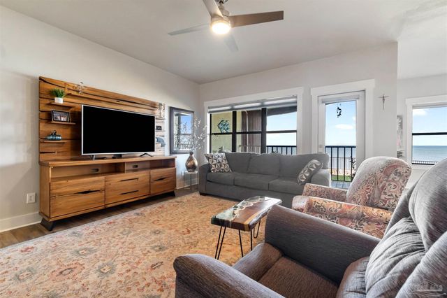 70 Baybridge Dr, Gulf Breeze, FL 32561