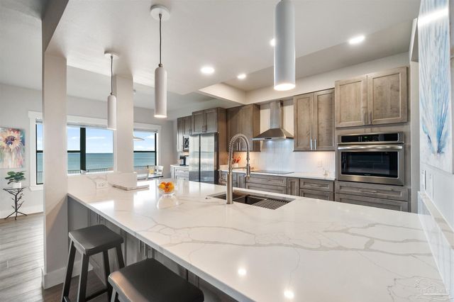 70 Baybridge Dr, Gulf Breeze, FL 32561