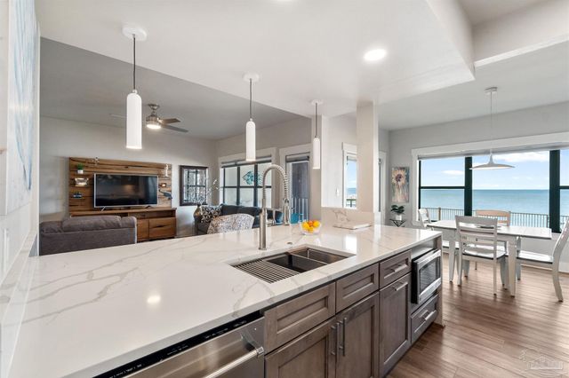 70 Baybridge Dr, Gulf Breeze, FL 32561