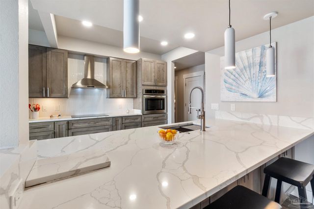 70 Baybridge Dr, Gulf Breeze, FL 32561