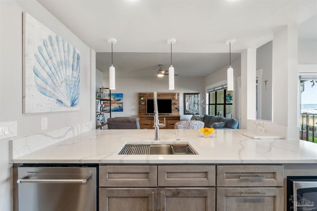 70 Baybridge Dr, Gulf Breeze, FL 32561