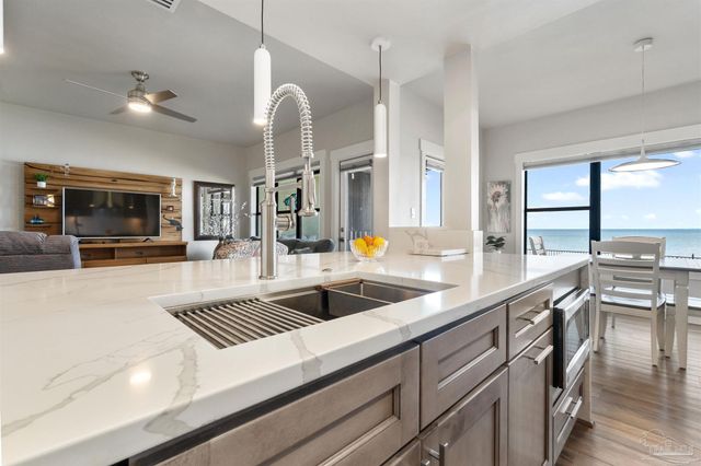 70 Baybridge Dr, Gulf Breeze, FL 32561