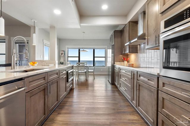 70 Baybridge Dr, Gulf Breeze, FL 32561