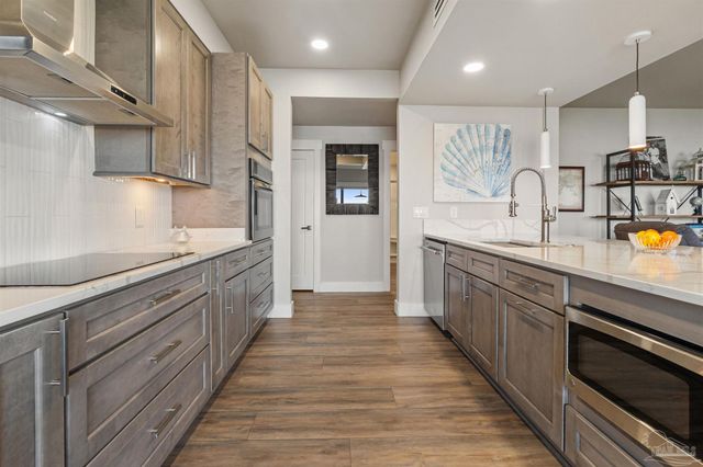 70 Baybridge Dr, Gulf Breeze, FL 32561