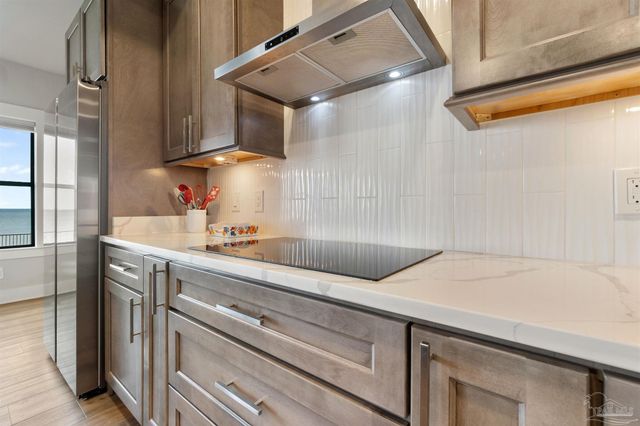 70 Baybridge Dr, Gulf Breeze, FL 32561