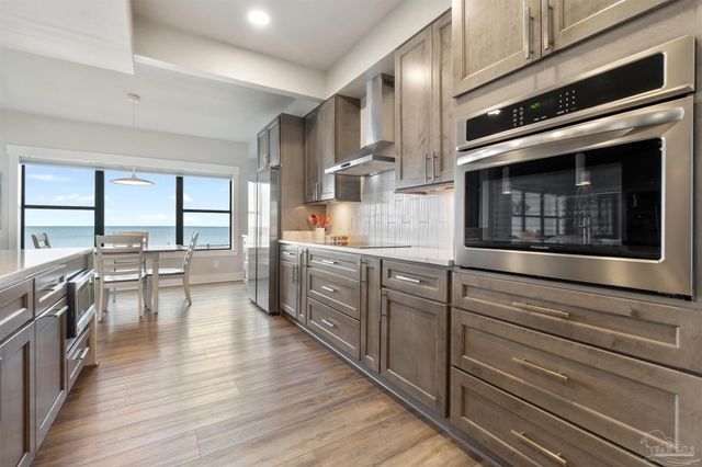 70 Baybridge Dr, Gulf Breeze, FL 32561