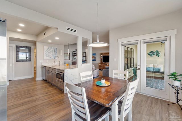 70 Baybridge Dr, Gulf Breeze, FL 32561