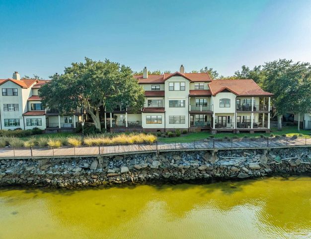 70 Baybridge Dr, Gulf Breeze, FL 32561