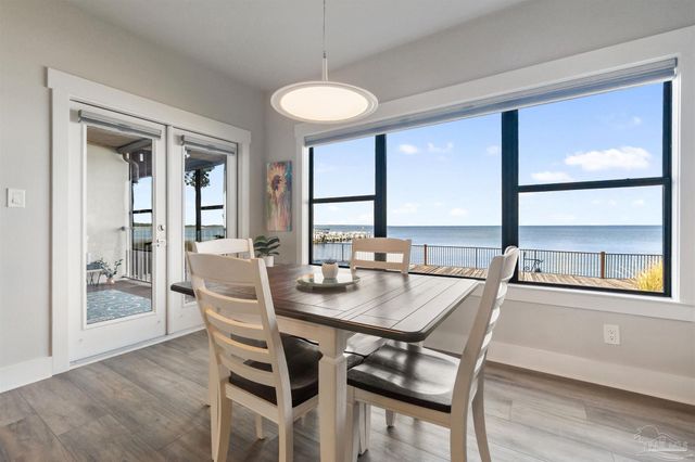 70 Baybridge Dr, Gulf Breeze, FL 32561