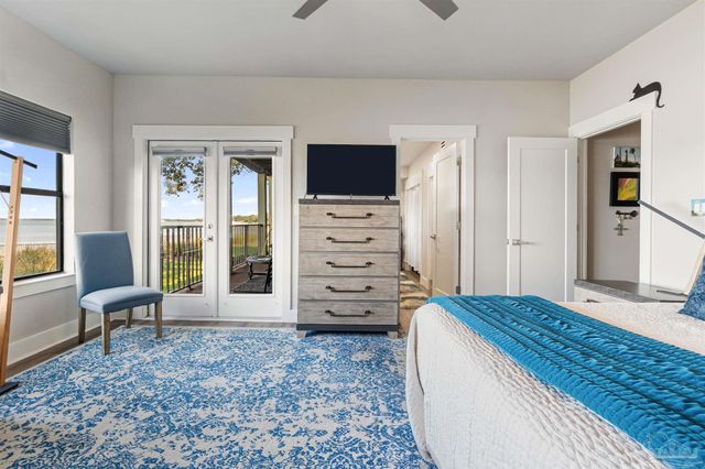 70 Baybridge Dr, Gulf Breeze, FL 32561