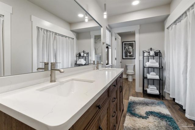 70 Baybridge Dr, Gulf Breeze, FL 32561