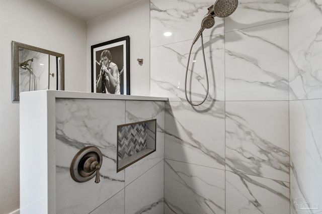 70 Baybridge Dr, Gulf Breeze, FL 32561