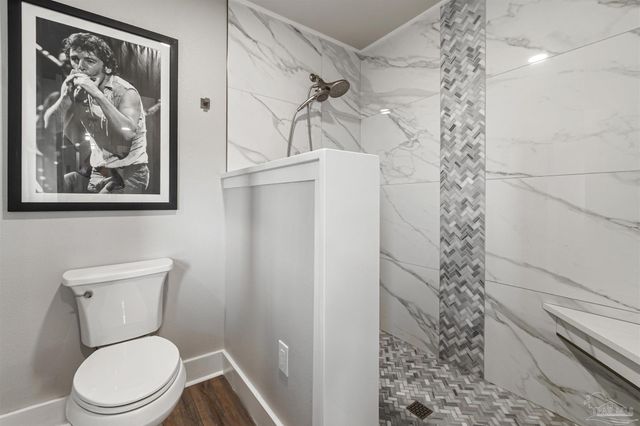 70 Baybridge Dr, Gulf Breeze, FL 32561