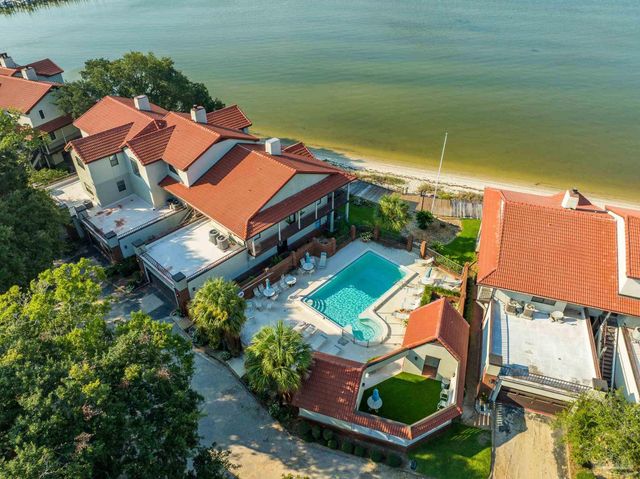 70 Baybridge Dr, Gulf Breeze, FL 32561
