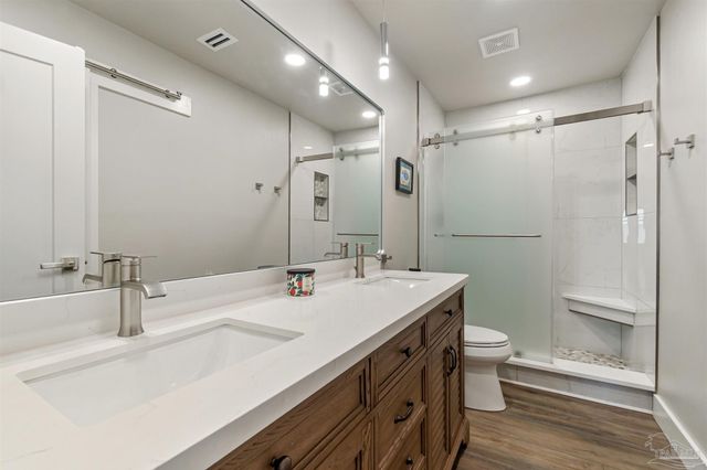 70 Baybridge Dr, Gulf Breeze, FL 32561