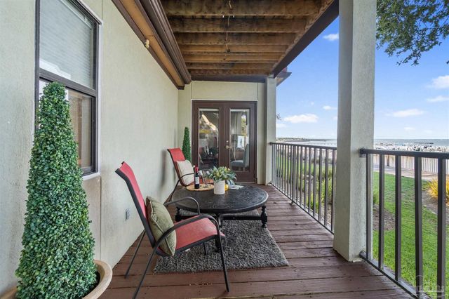 70 Baybridge Dr, Gulf Breeze, FL 32561