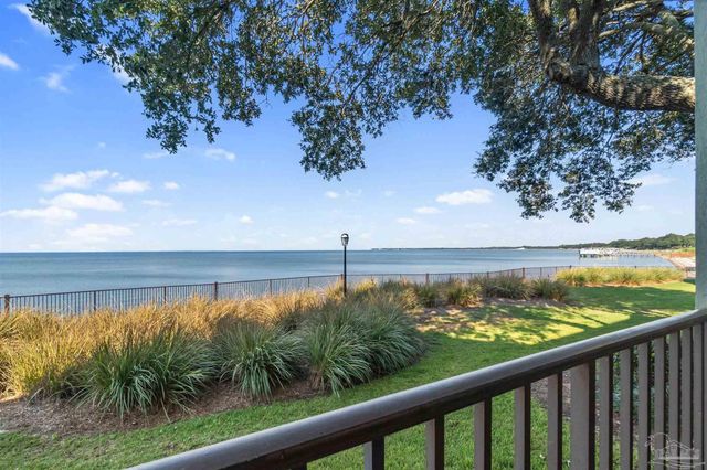 70 Baybridge Dr, Gulf Breeze, FL 32561